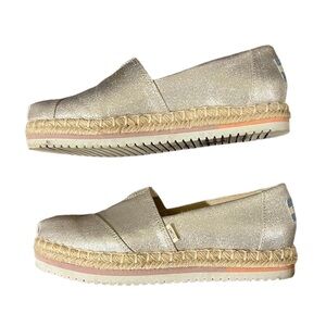 Toms shoes size 6w .